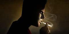 Una persona fuma una sigaretta