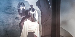 Учні тримають тканину, якою пізніше було обгорнуто тіло Ісуса