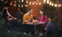 Mees ja naine söövad restoranis õhtust