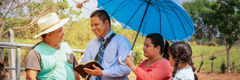 Óscar Serpas, karısı ve kızıyla birlikte bir adama iyi haberi duyuruyor