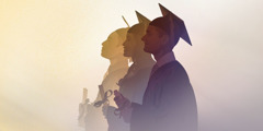 Два юноши и девушка в академических шапочках и мантиях держат дипломы