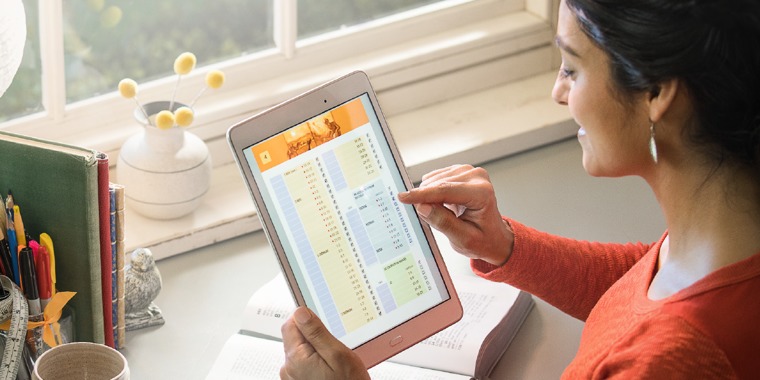 A woman looks at the Bible-reading schedule on jw.org