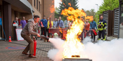 تدريب على اطفاء الحرائق في مكتب فرع شهود يهوه في زلترس،‏ المانيا