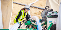 Una treballadora unix amb una màquina diferents parts d’un tub de plàstic