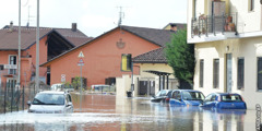 خیابانی سیل‌زده نزدیک مونکالیری در ایتالیا با ماشین‌های زیر آب رفته