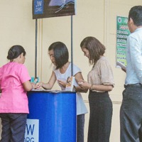 A jw.org booth at a seminar for teachers in the Philippines