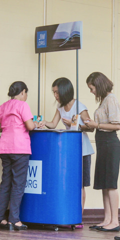 Një stendë për sitin jw.org në një seminar për mësuesit në Filipine