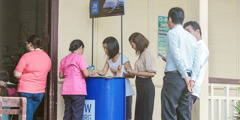 Un puesto de información de jw.org en un seminario para maestros en Filipinas