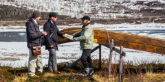 Saksi-Saksi Yehuwa mengongsi mesej Bible kepada seorang lelaki Saami di Lappland
