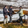 Unos testigos de Jehová le hablan del mensaje de la Biblia a un hombre sami en Laponia