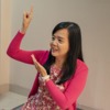 Een vrouw die Indonesische Gebarentaal gebruikt om te communiceren