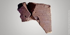 Fragment de pierre découvert à Tel Dan, dans le nord d’Israël, qui porte une inscription contenant l’expression « Maison de David »