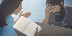 Una mujer leyéndole un versículo de la Biblia a un sacerdote que está llorando.