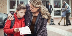 Maminka utěšuje dceru, která dostala špatnou známku z písemky