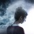 Seorang wanita berpikiran negatif dan hujan yang turun dari awan gelap membasahinya