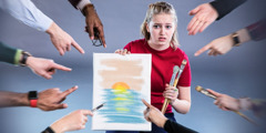 Várias pessoas criticando o quadro que uma jovem pintou.