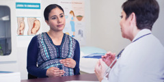Seorang wanita hamil bercakap dengan seorang pakar perubatan