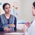 Một phụ nữ có thai nói chuyện với bác sĩ