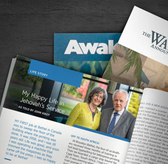 Výtisky časopisů „Strážná věž“ a „Probuďte se!“, v jednom je nalistovaný životní příběh