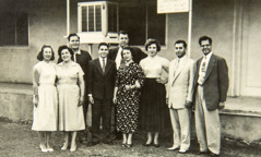 Milto, Doris, dan kawan-kawan berdiri di depan rumah mubaligh.