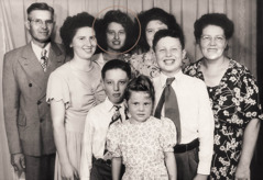 Camilla sammen med hendes forældre og fem søskende i 1948.