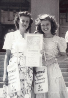 Lorraine ja Camilla teevad tänaval kuulutustööd aastal 1944.