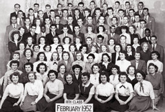Юджин и Камила със съучениците си от 18-ия клас на Училището Гилеад през февруари 1952 г.