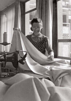 Camilla šiva zavese v šiviljskem oddelku.