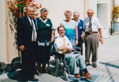 Ibolya e István, que está en una silla de ruedas, posando para una foto con un grupo de hermanos.