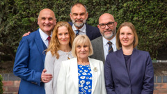 Si Carol na masayang nagpapa-picture kasama ng lima niyang anak.