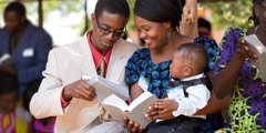 Egy család, kezében az újonnan megjelent „Új világ fordítással”.
