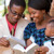Een gezin bekijkt de ‘Nieuwewereldvertaling’, die zojuist in hun taal is uitgebracht.