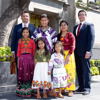 Unha familia de testemuñas de Xehová indíxenas e irmáns da sucursal de América Central, de pé fronte a Suprema Corte en Cidade de México.