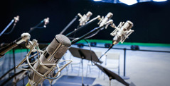 Mikrofoner och annan utrustning i en inspelningsstudio.