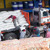 Bratři a sestry vykládají dodávky potravin z nákladních aut