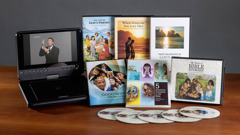 Ein tragbarer DVD-Player und eine Auswahl von DVDs in Gebärdensprache.