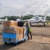 Vykládka humanitární pomoci z dvou letadel