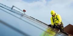 Jedan brat postavlja solarne panele.