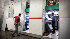 भाइहरू ठूलो छपाइ मेसिनको प्लेटहरू फेर्दै र मर्मत गर्दै छन्‌।