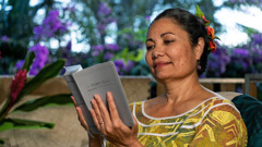 एक बहिनी तिनको मातृभाषा वालिसियनमा “पवित्र बाइबल—नयाँ संसार अनुवाद”-को छापिएको प्रति पढ्‌दै छिन्‌।