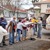 En gruppe Jehovas Vidner hjælper med at fjerne ting der er blevet ødelagt af orkanen Sandy.