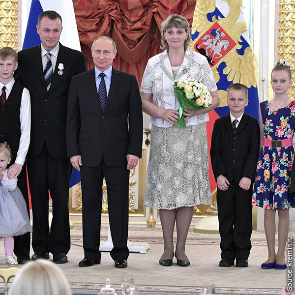 President Putin Gives Parenting Award to Jehovah’s Witnesses