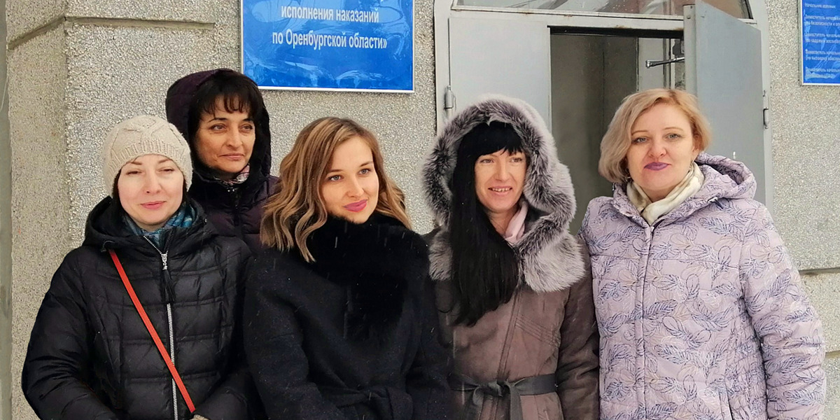 Esposas de testigos de Jehová presos en Rusia afrontan los desafíos con  plena confianza en Dios